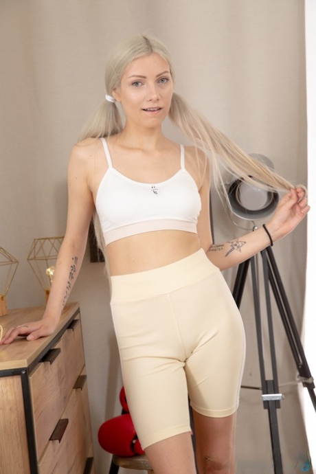 Платиновая блондинка с косичками Вася Сильвия трахается на коврике для йоги