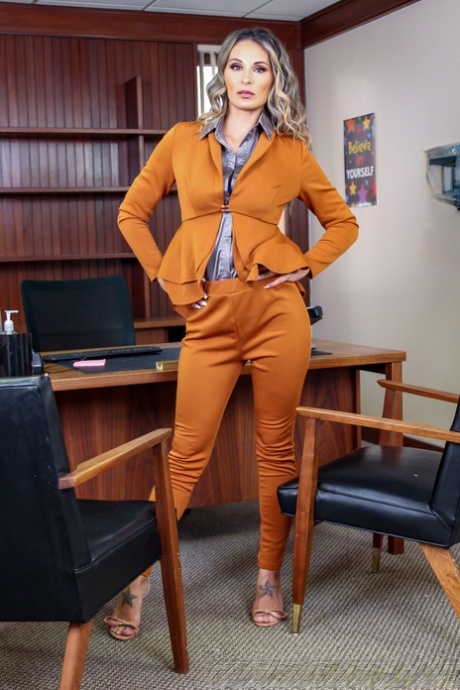 La MILF Mandy Rhea se quita el uniforme y folla en una entrevista de trabajo