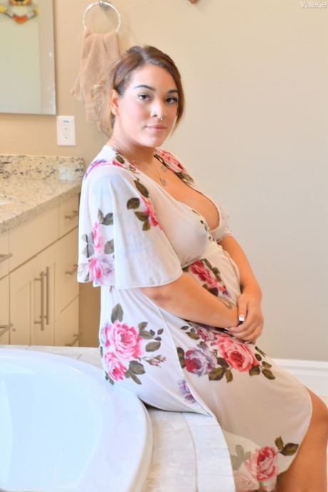 Embarazada MILF Valerie muestra sus tetas hinchadas y juguetes a sí misma en la bañera