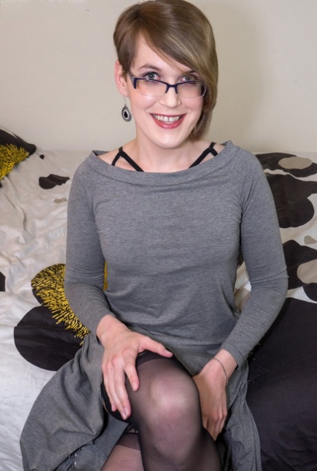 Nerd transexual Simone Belle hace alarde de su botín caliente y juguetes su ano en medias