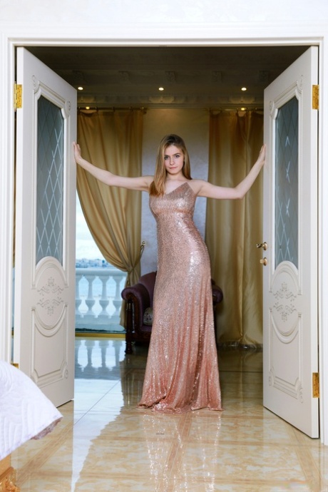 Glamourøse russiske Dakota Pink smider kjolen og viser sine store bryster, røv og kusse