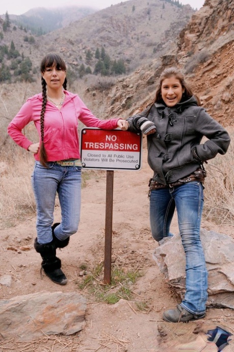 As amadoras Miatsu Kumiko e Laura Coryander partilham uma pila numa montanha