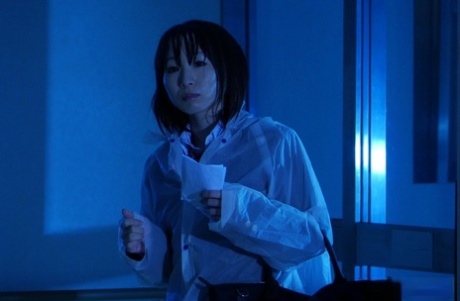 A enfermeira asiática safada Kai Miharu vê o médico a analisar uma mulher de rabo grande