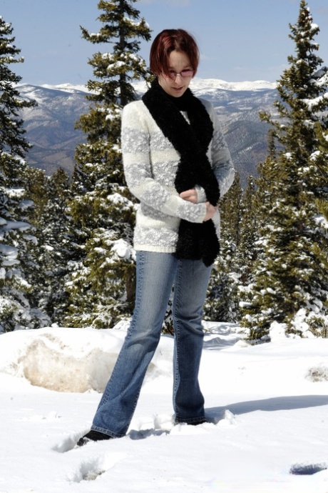 Zlobivá zrzka Brandi de Lafey dává sněhulákovi CFNM handjob v lese