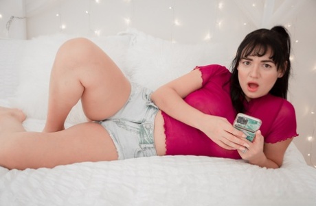 Curvy teen Charlotte Cross enthüllt ihre großen Titten & gibt einen Handjob in POV