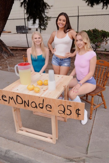 Frække skolepiger giver deres lemonande-kunde et handjob i fuld offentlighed