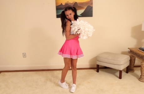 Pigtailed cheerleader Dakota Tyler mister sin uniform og leker hennes varme fitte