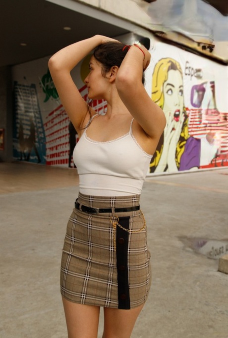 Den lockande tonåringen Luisa Medrano visar upp sina heta ben och sina gosiga bröst