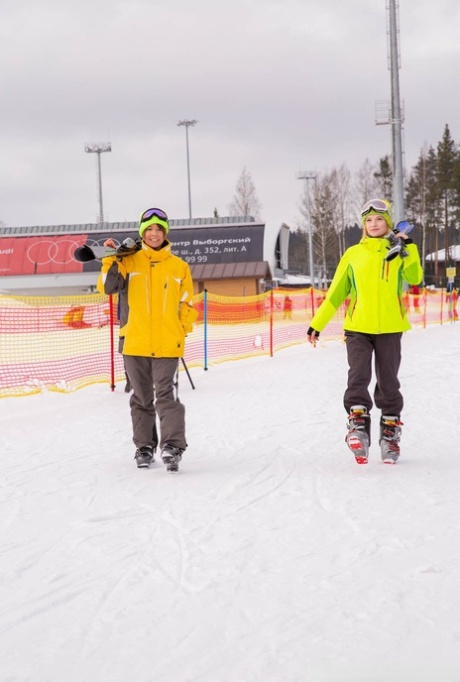 Sexy Skifahrer-Babes Jenyffer Flex & Milka haben Analsex in einem FFM-Dreier