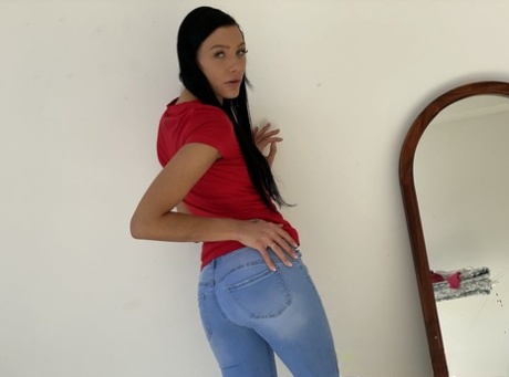 Roken heet amateur babe loses haar nauw blue jeans en wrijft haar bever