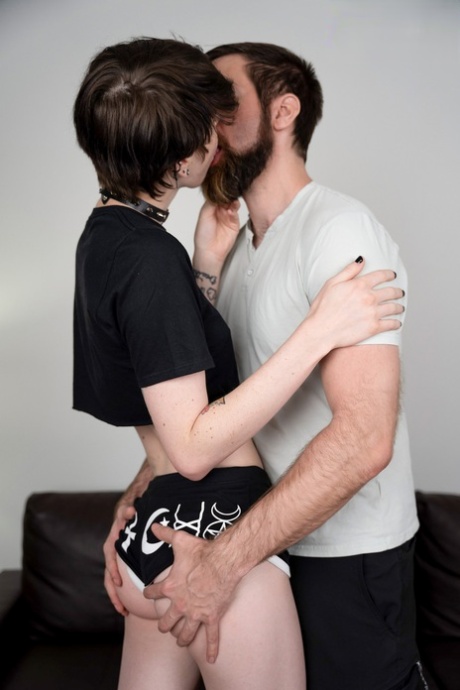 Une femme emo maigre embrasse un gay barbu et lui prend la queue par derrière.