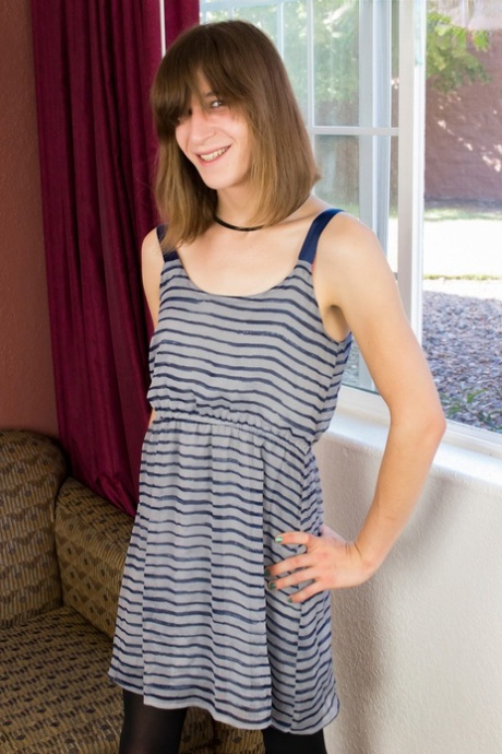 La transexual April Gillespie muestra su cuerpo delgado y su larga polla en un solo