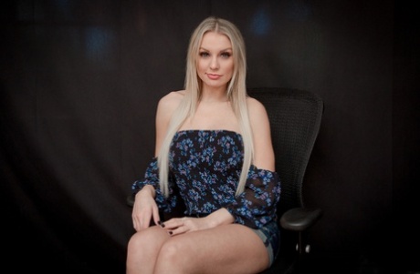 MILF Kenzie Taylor odsłania swoje duże cycki i daje idealnego handjoba w POV