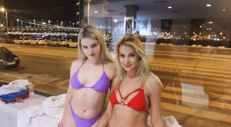 Blonde nymfomaner Cherry Kiss & Eliza Eve viser deres sexevner i en firkant