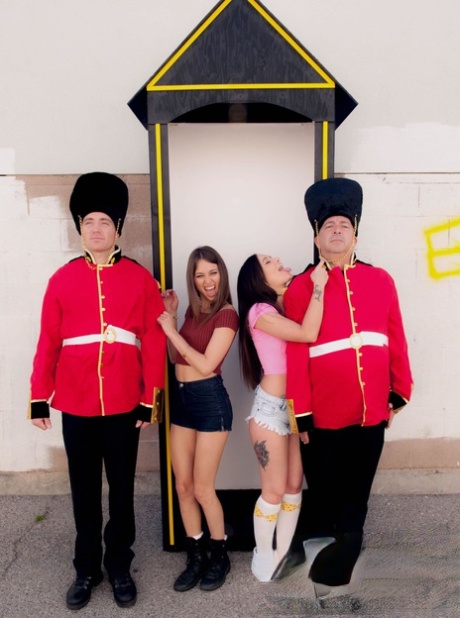Verspielte Teens Gia Paige & Riley Reid geben einem Royal Guard einen Handjob