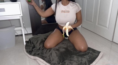 Ebony babe med store naturlige bryster Lily Starfire skruer en hvid pik i første personer synsvinkel