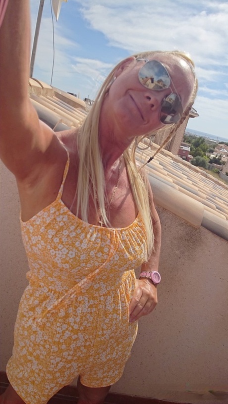 Den modne spanske pornostjernen Natalie K viser frem de store, saftige puppene sine på balkongen