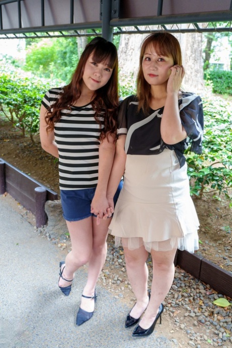 Oud & jong lesbiennes Aki Sakura & Kyoko Tachibana strip naakt & hebben oraal seks