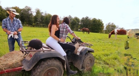 Stief-Cousinen Leena Rey & Amanda Bellucci ficken einen Bauern in einem Outdoor 3some