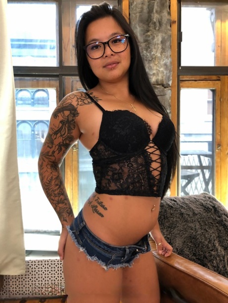 Kinky asiatisk babe med tatoveringer Kim Dupe sprer beina for en fet ståpikk