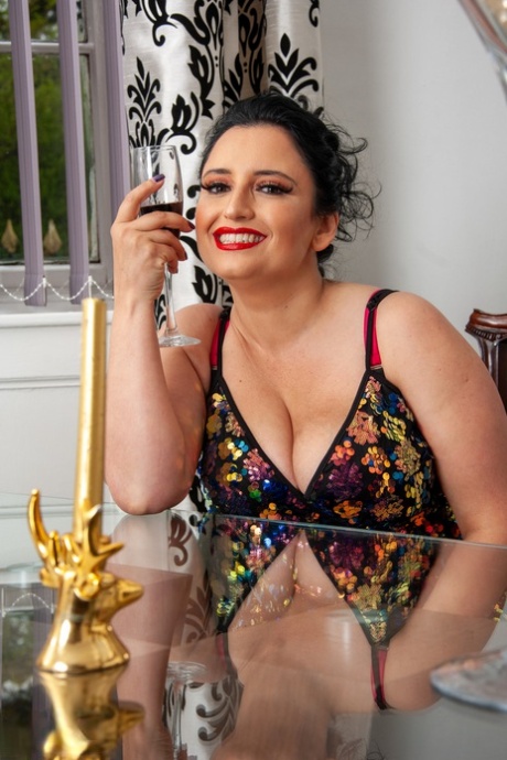 Amatörfett Jasmine De Launay knullar sin mogna fitta med en stor dildo