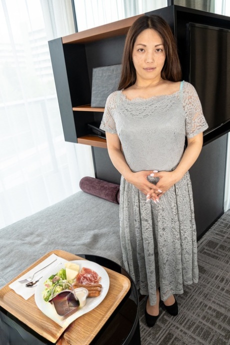 Roztomilá MILF Midori Minami se svléká do naha a svůdně pózuje v hotelovém pokoji