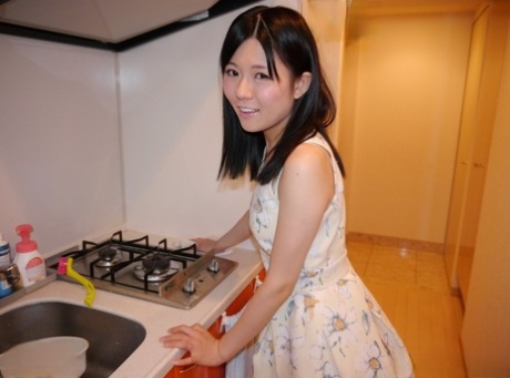 Azjatycka nastolatka Mai Araki odsłania swój gorący tyłek i smaczną cipkę przed oddaniem głowy
