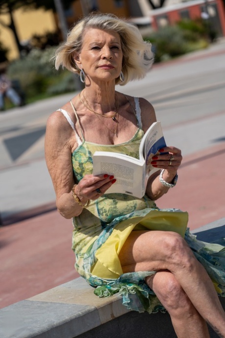 Blonde bedstemor Eva Delage udsætter hendes dejlige bryster og tager to haner dybt