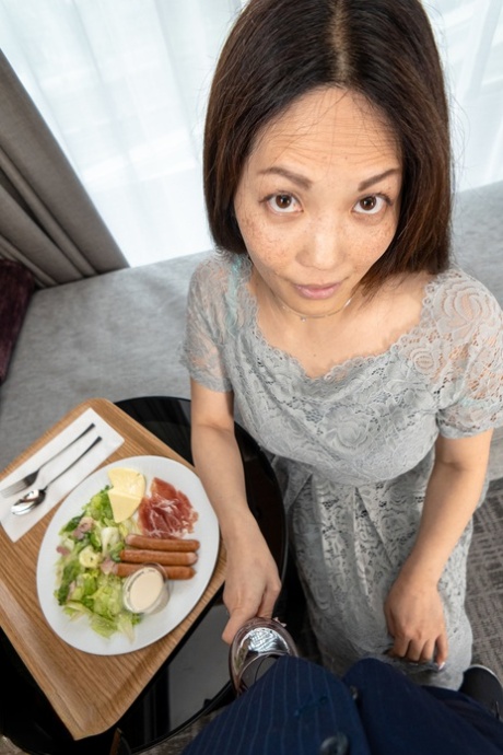 Petite Asian Midori Minami zeigt ihre creampied haarige Pussy nach Hardcore Sex