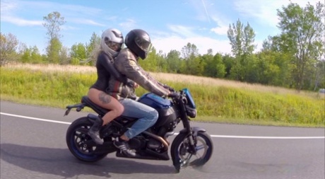 Blonda kanadensiska Vyxen Steel sätter på en lång biker och får ansiktsbehandling offentligt