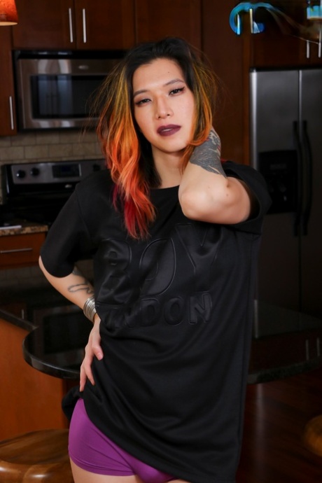 Asiatische amerikanische TGirls Alex Raven