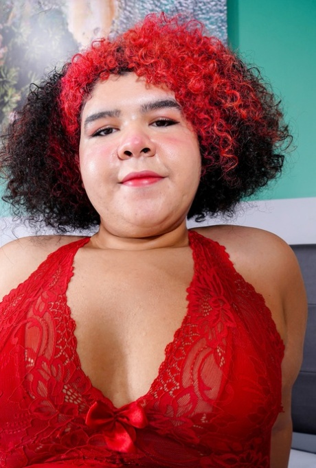 La gordita transexual Sofie Lollipop masturba su polla erecta hasta eyacular