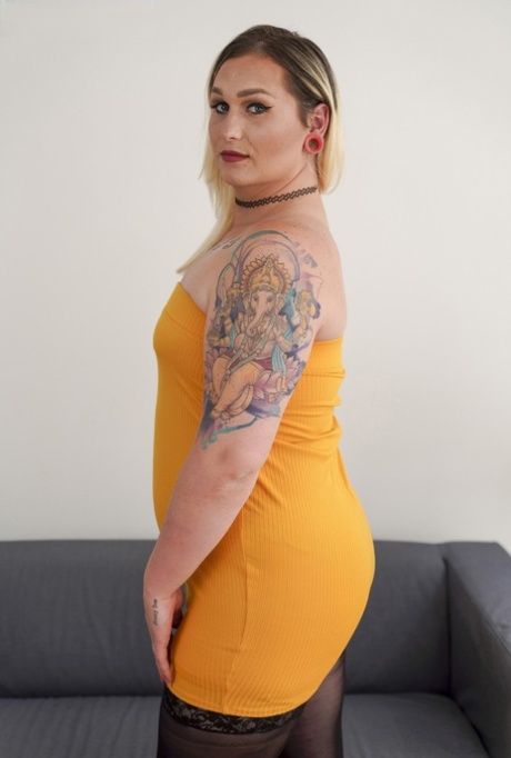 La curvilínea transexual tatuada Ryhan Rose presume de cuerpo regordete y polla pequeña