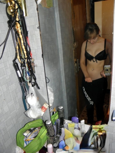 Fille amateur avec de belles fesses se déshabillant et posant dans le miroir