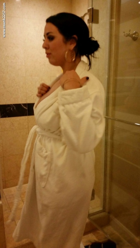 Kurvet latina Brianna Rose smider badekåben og sæber sine store bryster ind under bruseren