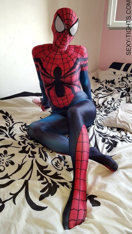 Cosplayer visar upp sin snäva booty i en Spiderman kostym på hennes säng