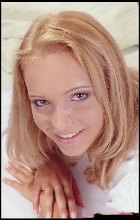Blonde tiener Tiffany Diamond proeft een stijve stijve en plakkerig sperma op bed