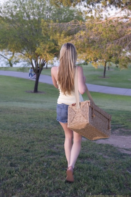 Mooie blondine showt haar perfecte tienertieten & haar grote buit buiten