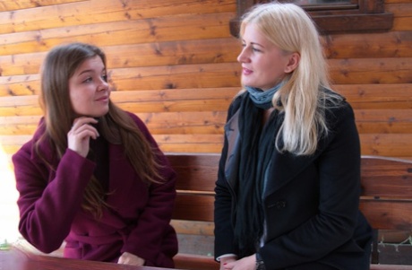 Ubrane nastoletnie amatorki Calina i Renata Fox flirtują ze sobą i robią selfie
