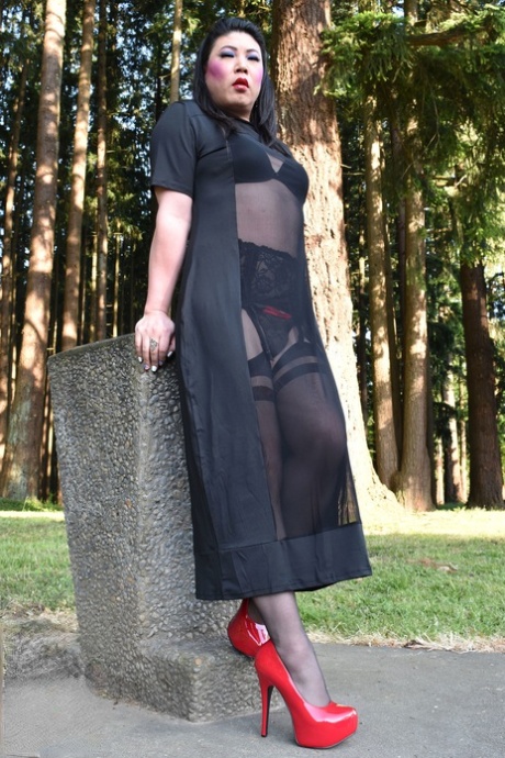 Des femmes coquines en robes transparentes et talons hauts en plein air