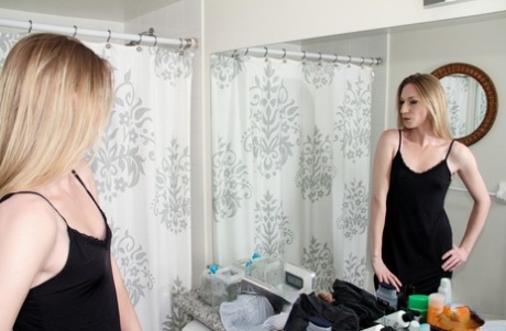 Štíhlá tgirl Eva Winters myje svůj velký zadek a péro ve sprše