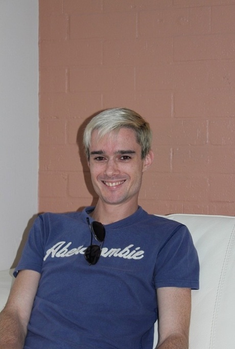 Blonde homo Samuel Worthy kleedt zich uit en masturbeert op zijn bed