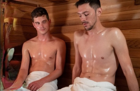 Twink Mark siedzi na twardym kutasie geja pana Divino i ujeżdża go w saunie