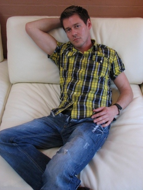 O amador gay Nick Alarse tira a camisa e as calças de ganga e masturba-se