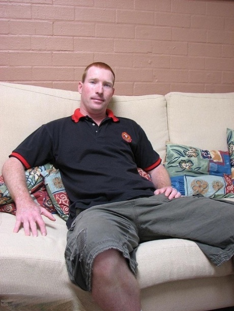 Gay tatínek Steve Redhead se svléká úplně nahý a honí si ho na gauči