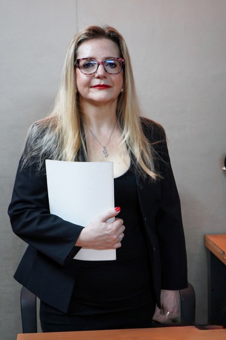 Rijpe secretaresse Sofia Del Mar heeft anale seks met haar jonge baas op kantoor