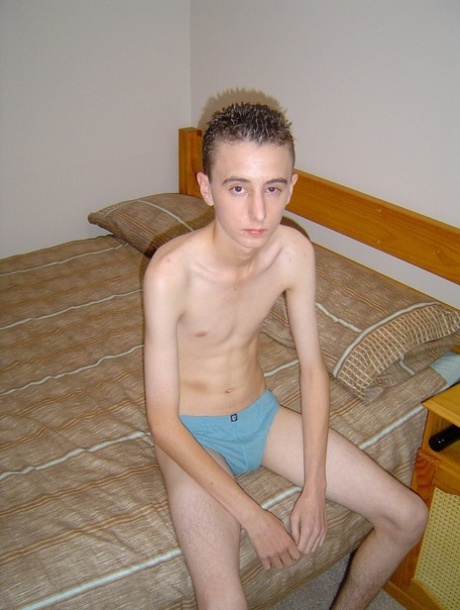 Amateur homo model Corey Can betast zichzelf en masturbeert op het bed