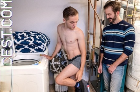 Kleine homo Marcus Barrett wordt gepijpt & geneukt door Mr Barrett in de wasruimte
