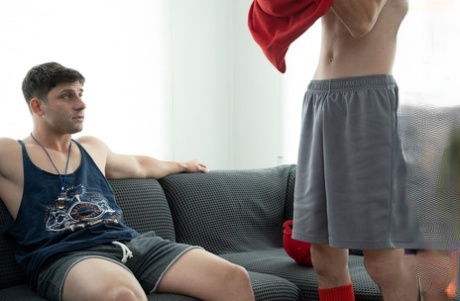 El jovencito caliente Jack Andram disfruta del sexo anal duro con un trasero musculoso
