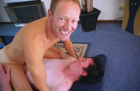Los amateurs gay Alex y Tony disfrutan de un intenso sexo anal en la alfombra del salón